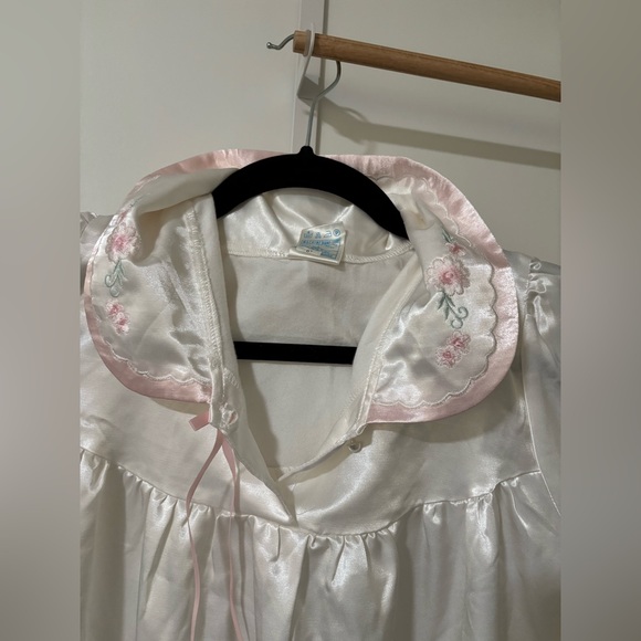 Elegant vintage style White Satin Night gown - Picture 8 of 9